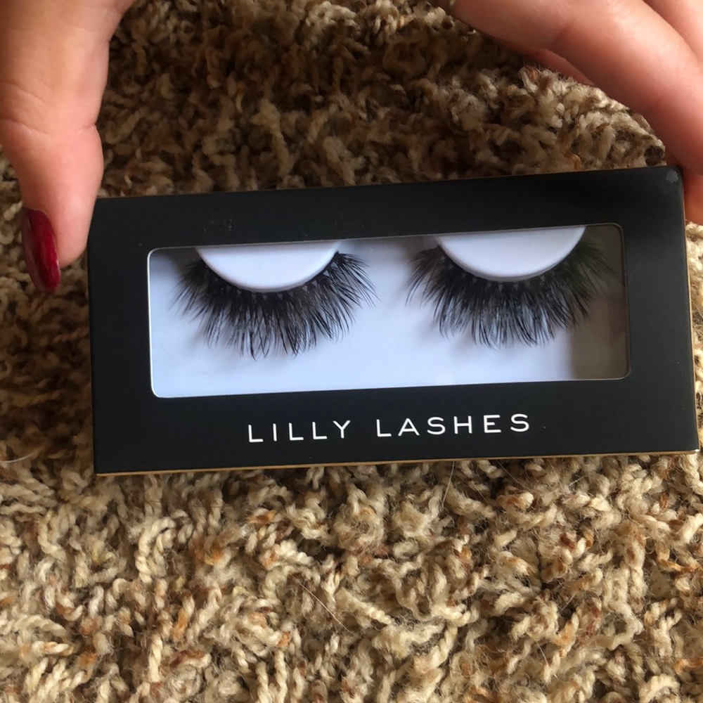BRAND NEW Lilly Lashes - Dallas
